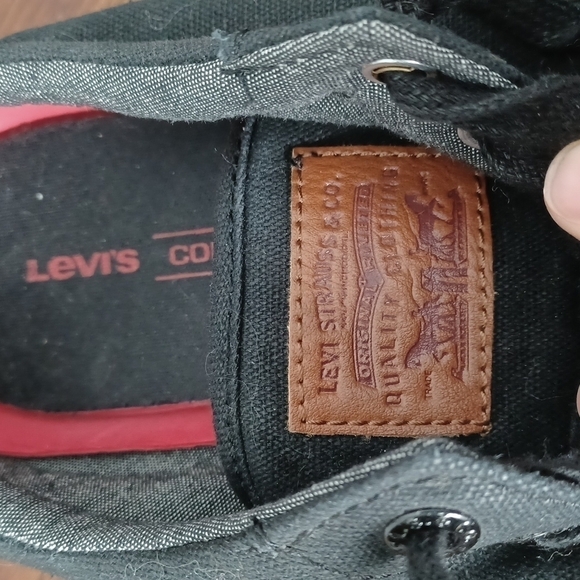 🎈$10 add on. LEVI'S Size 9 Men's shoes sneakers - Picture 6 of 10